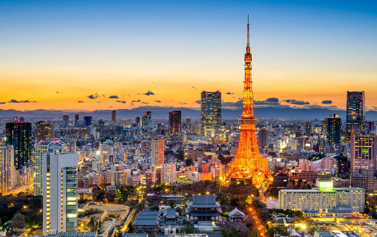 Tokyo skyline at dusk with Tokyo Tower